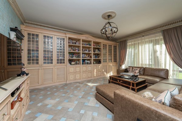 What are creative ways to display art in UK living spaces?